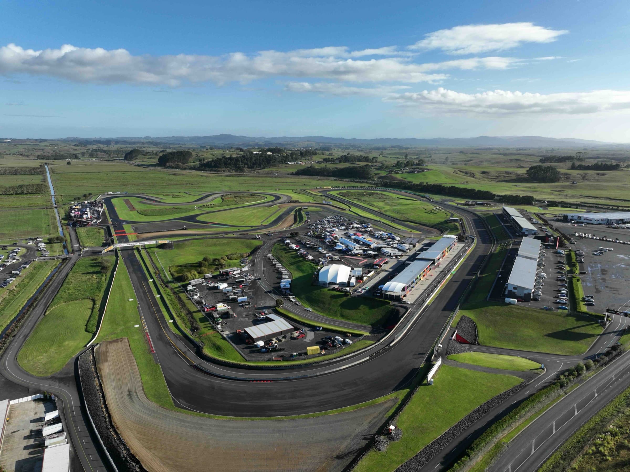 Racing at Hampton Downs Motorsport Park